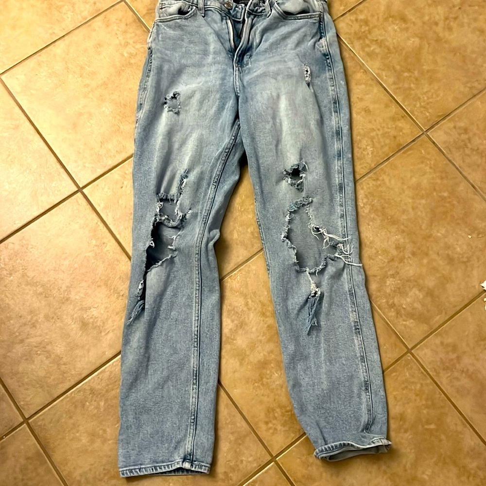 HOLLISTER RIPPED STRAIGHT LEG JEANS